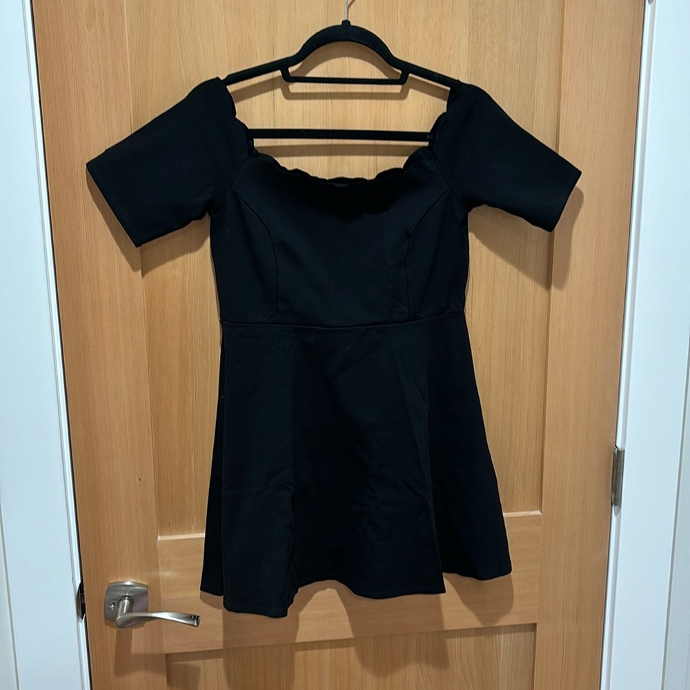 Nine Britton Vandalie off the shoulder scallop neckline ponte dress, size M
